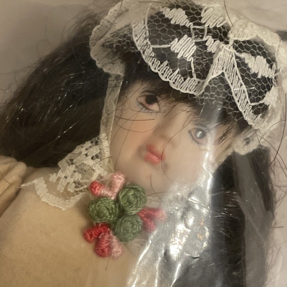 Vintage 6.5" Porcelain Doll Beige Velvet Dress Ivory Lace Trim Bonnet Gorham - Picture 9 of 13